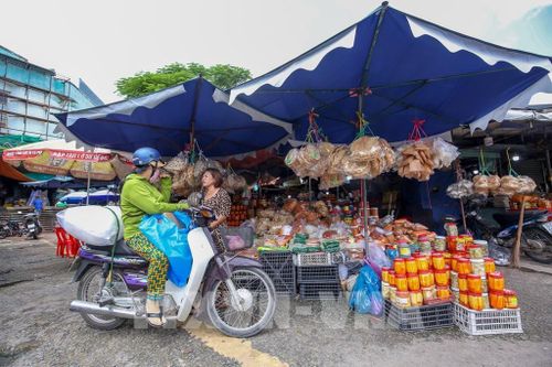 Gian hàng đặc sản bánh tráng xung quanh nhà lồng chợ Long Hoa. Ảnh: Giang Phương – TTXVN