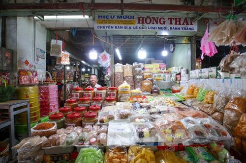 Bánh tráng Tây Ninh được bày bán phong phú tại chợ Long Hoa, trở thành đặc sản được nhiều du khách lựa chọn khi ghé thăm và mua sắm. Ảnh: Giang Phương - TTXVN
