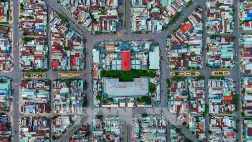 Chợ Long Hoa với bố cục vuông vức, ngôi nhà lồng hình chữ thập ở trung tâm và những tuyến đường tỏa ra nhiều hướng, tạo nên dấu ấn kiến trúc độc đáo giữa lòng đô thị. Ảnh: Giang Phương – TTXVN