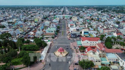 Chợ Long Hoa nổi bật giữa lòng đô thị với kiến trúc nhà lồng hình chữ thập, khu đất vuông và hệ thống đường mở ra nhiều hướng, tạo nên không gian giao thương độc đáo. Ảnh: Giang Phương – TTXVN