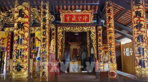 Hệ thống cột gỗ và kèo trong đình Hiệp Ninh được bảo lưu, tạo nên kết cấu vững chắc và không gian nội thất rộng rãi của ngôi đình cổ. Ảnh: Giang Phương - TTXVN