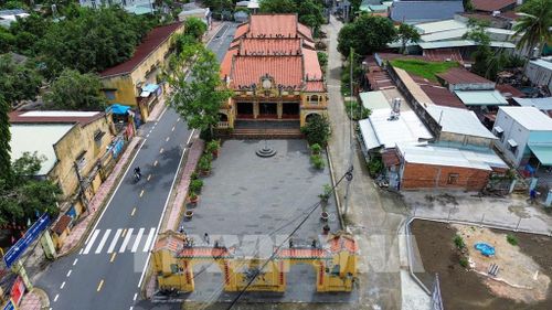 Không gian rộng rãi của đình Hiệp Ninh trở thành nơi tổ chức nhiều hoạt động văn hóa, nghệ thuật, góp phần phát huy giá trị di tích trong đời sống cộng đồng. Ảnh: Giang Phương - TTXVN