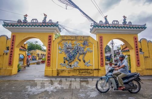 Cổng bên trong đình Hiệp Ninh được chạm trổ, trang trí công phu với hình tượng rồng cùng các họa tiết truyền thống, tạo nên nét kiến trúc độc đáo, cổ kính cho ngôi đình hơn một thế kỷ tuổi. Ảnh: Giang Phương – TTXVN