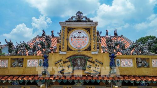 Những họa tiết được chạm khắc tinh xảo phản ánh nghệ thuật trang trí đặc trưng của kiến trúc đình cổ và quan niệm văn hóa Á Đông. Ảnh: Giang Phương - TTXVN