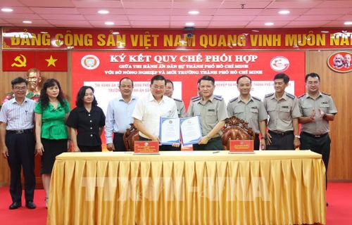 Thi hành án dân sự TP. Hồ Chí Minh cùng Sở Nông nghiệp và Môi trường Thành phố ký Quy chế phối hợp trong công tác thi hành án dân sự liên quan đến lĩnh vực đất đai. Ảnh: Hồng Đạt - TTXVN