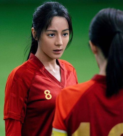 Địch Lệ Nhiệt Ba thu hút sự quan tâm của khán giả khi góp mặt trong Đội Bóng Đá Nữ Kung Fu của Châu Tinh Trì.
