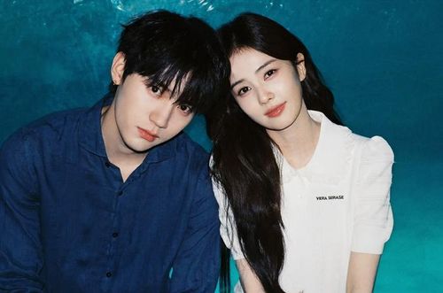Trong bộ ảnh, Bạch Lộc và Chu Dực Nhiên lựa chọn trang phục đời thường với gam màu tối giản.