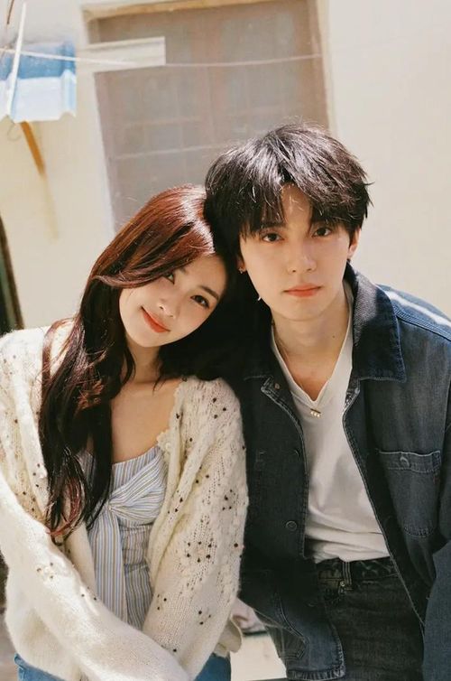 Hiệu ứng hạt film cùng tông màu cổ điển góp phần tạo nên bầu không khí trong trẻo, giàu cảm xúc.