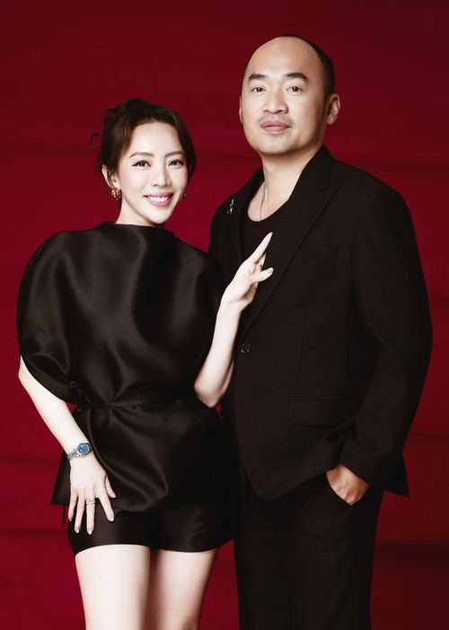 Sau hơn 15 năm gắn bó, Tiến Luật và Thu Trang vẫn giữ được sự ăn ý trong cuộc sống lẫn công việc. Ảnh: FBNV.