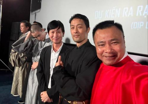 Ê-kíp trong buổi ra mắt phim. Ảnh: FBNV