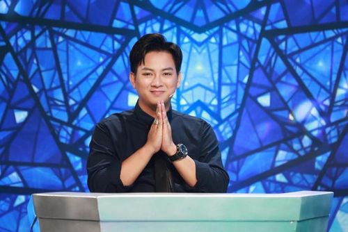 Đây là lần thứ 4 nam ca sĩ đổi nghệ danh ca hát, tuy nhiên trong hoạt động biểu diễn nam ca sĩ vẫn giữ tên Hoài Lâm.