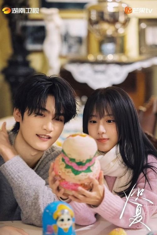 Phát sóng trên iQIYI trong năm 2026, Mùa Hè Nồng Nhiệt đánh dấu màn kết hợp của Bao Thượng Ân và Châu Kha Vũ. Phim kể về Chu Vãn - cô nữ sinh luôn nỗ lực kiếm tiền để cứu người thân đang bệnh nặng. Khi không thể nhận được sự giúp đỡ từ mẹ ruột, cô tìm đến Lục Tây Kiêu với mục đích vay tiền phẫu thuật. Từ sự lợi dụng lẫn nhau ban đầu, hai con người đều mang nhiều tổn thương dần mở lòng và trở thành chỗ dựa tinh thần cho đối phương. Tác phẩm được đánh giá cao nhờ cách khai thác câu chuyện chữa lành nhẹ nhàng nhưng giàu cảm xúc.