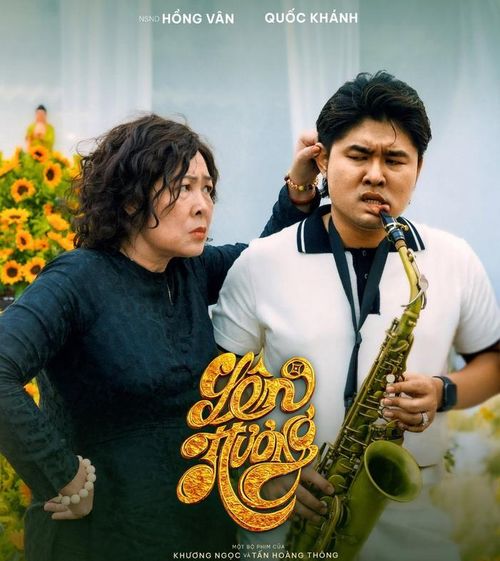NSND Hồng Vân vào vai bà Sáu người mẹ tất bật, hết lòng chăm lo cho cậu con trai đam mê saxophone do Quốc Khánh đảm nhận. Ảnh: NSX