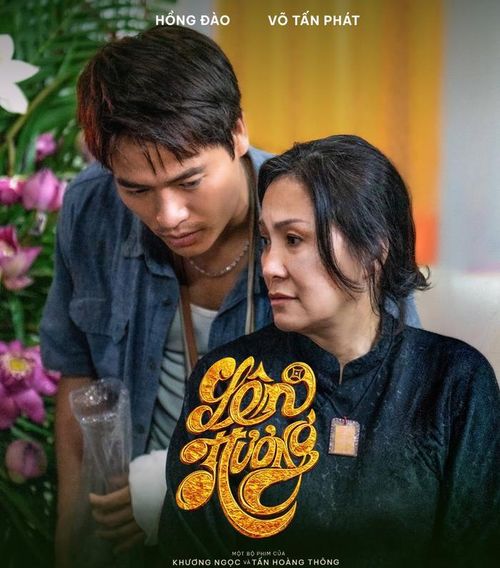 Nghệ sĩ Hồng Đào lột xác với vai bà Mũi làm nghề trại hòm, kết hợp cùng Võ Tấn Phát tạo nên tuyến nhân vật vừa hài hước vừa bí ẩn. Ảnh: NSX