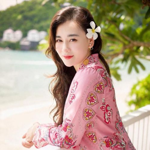 Gác lại đam mê và sự nghiệp, Phương Oanh chọn làm chỗ tựa lưng vững chắc của gia đình. Ảnh: FBNV