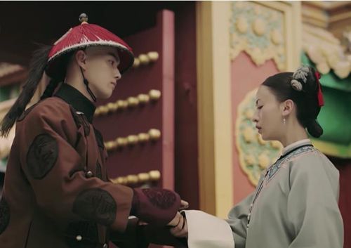 Ngay từ khi lên sóng, Diên Hy Công Lược đã trở thành hiện tượng khắp châu Á với câu chuyện cung đấu hấp dẫn. Hành trình từ một cung nữ bình thường trở thành Lệnh Phi của Ngụy Anh Lạc thu hút người xem bởi sự thông minh, quyết đoán và không khuất phục trước quyền lực. Bộ phim ghi điểm nhờ kịch bản lôi cuốn, tạo hình đẹp mắt, màu phim mang đậm phong cách cổ điển cùng dàn diễn viên thực lực như Ngô Cẩn Ngôn, Nhiếp Viễn, Tần Lam và Xa Thi Mạn. Dù đã phát sóng nhiều năm, tác phẩm vẫn là lựa chọn hàng đầu của những khán giả yêu thích dòng phim cung đấu.