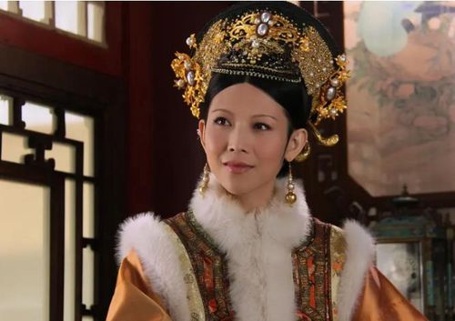 Bộ phim kể về hành trình từ một thiếu nữ ngây thơ đến khi trở thành Hoàng thái hậu đầy quyền lực của Chân Hoàn, phản ánh những cuộc đấu đá khốc liệt nơi hậu cung triều Thanh. Điểm làm nên sức sống của tác phẩm là kịch bản chặt chẽ, lời thoại sắc bén và hệ thống nhân vật được xây dựng có chiều sâu. Mỗi phi tần đều có câu chuyện, động cơ và số phận riêng, khiến người xem càng xem càng thấm.