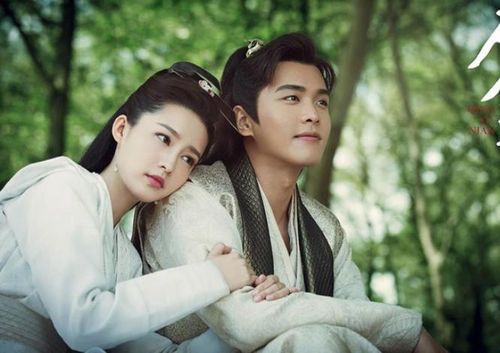 Khánh Dư Niên là một trong những bộ phim hiếm hoi kết hợp thành công giữa quyền mưu, võ hiệp, hài hước và yếu tố bí ẩn. Nhân vật Phạm Nhàn do Trương Nhược Quân thể hiện gây ấn tượng với sự thông minh, hóm hỉnh và liên tục tạo nên những màn đấu trí hấp dẫn. Kịch bản nhiều lớp, tiết tấu nhanh cùng hàng loạt tình tiết bất ngờ giúp bộ phim luôn giữ được sức hút. Đặc biệt, mỗi lần xem lại, khán giả đều có thể nhận ra những chi tiết "foreshadowing" được cài cắm khéo léo từ những tập đầu, khiến Khánh Dư Niên trở thành tác phẩm đáng xem nhiều lần.