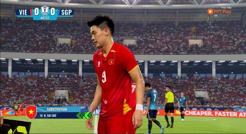 Đình Bắc không vui khi rời sân. Ảnh chụp màn hình