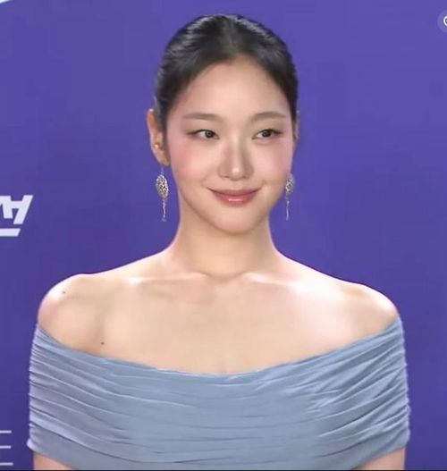 Kim Go Eun tại thảm đỏ lễ trao giải Blue Dragon Series Awards lần thứ 5 năm 2026.