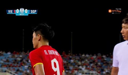 HLV Kim Sang Sik quay lại nhìn Đình Bắc với ánh mắt không hài lòng. Ảnh chụp màn hình