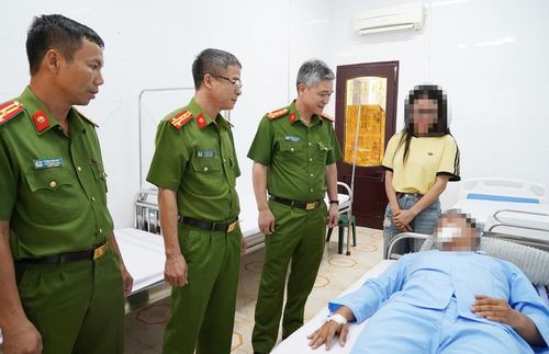 Đại tá Nguyễn Anh Tuấn, Phó Giám đốc Công an tỉnh Thanh Hóa, động viên, thăm hỏi cán bộ bị thương khi truy bắt tội phạm ma túy