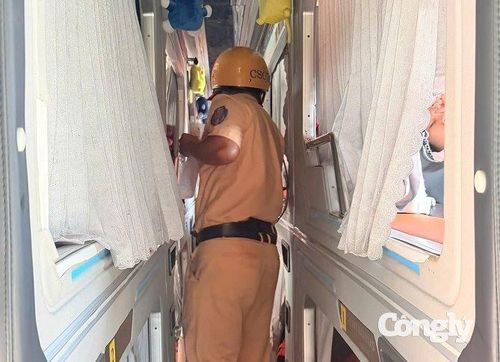 CSGT TP.HCM tăng cường kiểm tra xe khách.