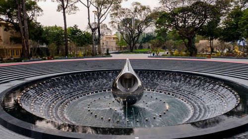 Đài phun nước nghệ thuật với biểu tượng "Giọt nước hòa bình" là điểm nhấn nổi bật tại Công viên Lý Thái Tổ sau khi được cải tạo.