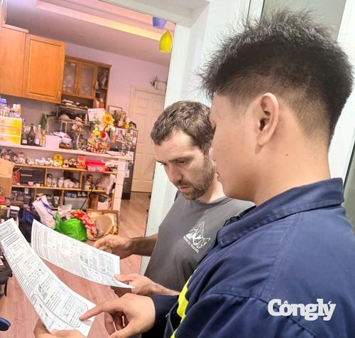 Lực lượng Cảnh sát PCCC&amp;CNCH Công an TP.HCM còn triển khai mô hình phổ biến kiến thức, kỹ năng PCCC bằng tiếng nước ngoài, góp phần nâng cao ý thức phòng ngừa cháy, nổ trong cộng đồng.
