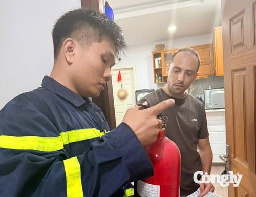 Hướng dẫn người nước ngoài sử dụng bình chữa cháy.