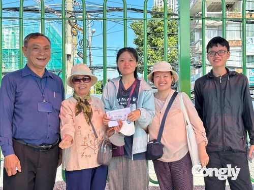 Khách hàng hào hứng khi nhận được quà tri ân.