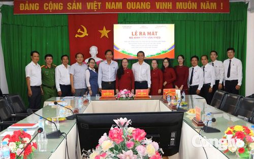 Các đại biểu chụp ảnh lưu niệm