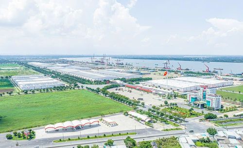 Mô hình logistics tích hợp giúp doanh nghiệp triển khai các giải pháp vận chuyển và lưu kho xuyên suốt từ điểm đi đến điểm đến. Ảnh: DNCC