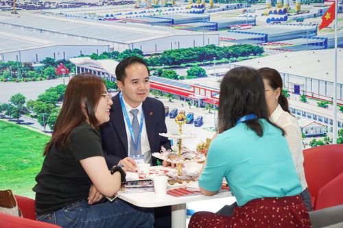 Ông Võ Quốc Huy, Chủ tịch HĐQT kiêm Tổng giám đốc Cảng Quốc tế Long An trao đổi cùng phóng viên. Ảnh: DNCC