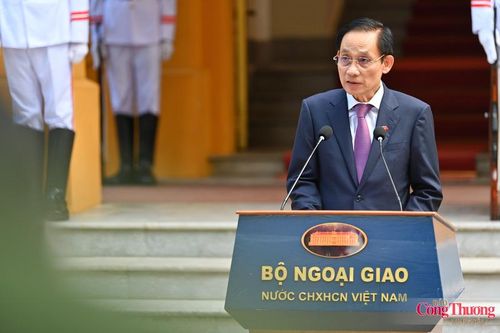 Bộ trưởng Bộ Ngoại giao Lê Hoài Trung phát biểu sau lễ thượng cờ.