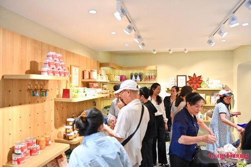 Đặc biệt, chương trình tổ chức các phiên livestream trên nền tảng TikTok Shop với sự tham gia của doanh nghiệp, hợp tác xã, chủ thể OCOP cùng lãnh đạo Cục Quản lý và Phát triển thị trường trong nước, Sở Công Thương tỉnh Lạng Sơn và diễn viên Thái Sơn trong vai trò KOL.