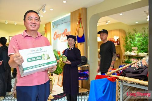 Nhiều người dân đã tranh thủ mua những thùng na ngon nhất trong buổi khai trương.