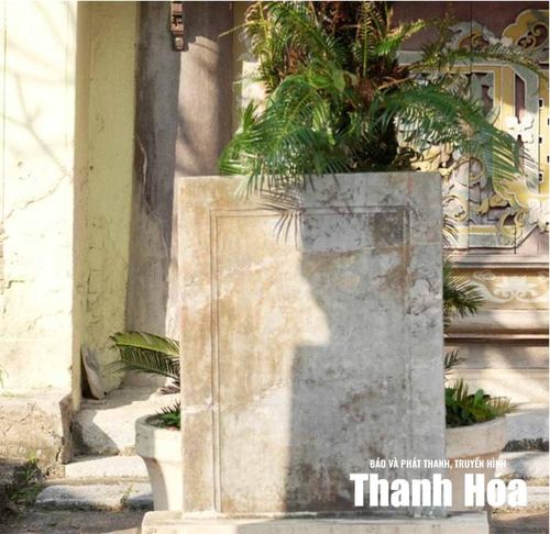 Tấm bia ghi danh các vị tiến sĩ của làng Nguyệt Viên đỗ đạt thời phong kiến.