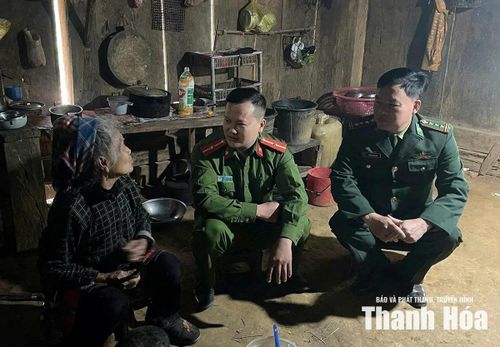 Cán bộ Công an xã và Đồn Biên phòng Tam Chung đến từng hộ dân thăm hỏi, tuyên truyền pháp luật và nắm tình hình địa bàn.