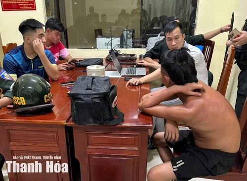 Tổ tuần tra kiểm soát của Phòng Cảnh sát cơ động khống chế đối tượng Bùi Duy Phúc đưa về trụ sở đơn vị.