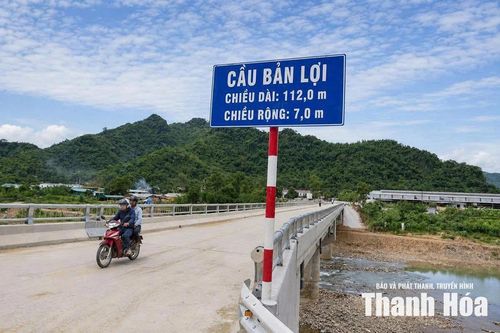 Cầu Bản Lợi, bản Din Lợi, xã Trung Hạ hoàn thành trong niềm vui của bà con dân bản.