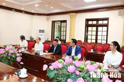 Các đại biểu dự buổi làm việc.