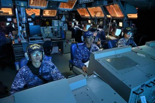 Bên trong Trung tâm Thông tin Tác chiến (CIC) của tàu JS Chokai. Ảnh: JMSDF.