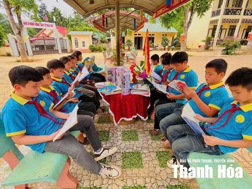 Học sinh Trường Tiểu học Thạch Lập 1 trong giờ đọc sách tại Thư viện xanh của nhà trường.