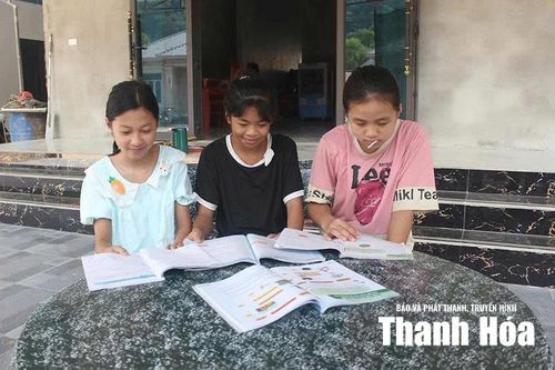 Điều kiện sinh hoạt thuận lợi giúp trẻ em tại khu TĐC được học hành đầy đủ hơn.