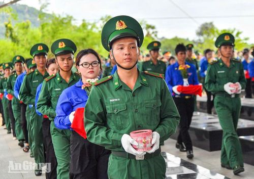 Sinh viên Trường Đại học An Giang tham gia lễ viếng, truy điệu và an táng hài cốt liệt sĩ tại Nghĩa trang Liệt sĩ Dốc Bà Đắc, phường Thới Sơn. Ảnh: PHƯƠNG LAN