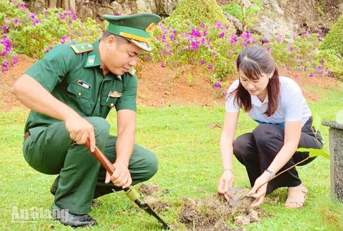 Cán bộ, đoàn viên, thanh niên và lực lượng vũ trang phường Hà Tiên tham gia trồng cây xanh.