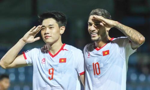 Những ngôi sao trên hàng công của tuyển Việt Nam như Đình Bắc (số 9) và Hoàng Hên đều đã ghi bàn.