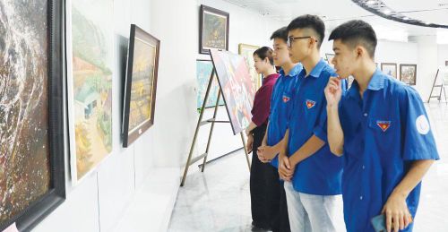 Triển lãm Mỹ thuật Bắc Ninh 2026 thu hút công chúng trẻ thưởng lãm.