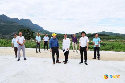 HĐND xã Thượng Đức kiểm tra một dự án đầu tư công năm 2026. Ảnh: XUÂN TRINH
